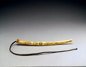 Frusta, corno di alce inciso, Nazione Crow, c.1840 da American School